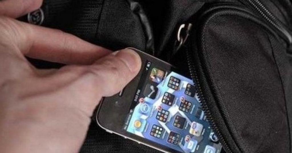 Ladra di cellulari arrestata dalla Polizia